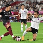 神戸-ＦＣ東京　前半、ＦＣ東京・長友（右）にパスをカットされる神戸・井手口（撮影・風斗雅博）