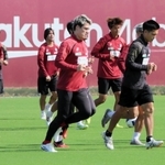 ９試合ぶりの敗戦の悔しさを糧に、練習で調整するＪ１神戸の酒井（中央）ら＝神戸市西区、いぶきの森球技場