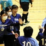 川西緑台-星和台クラブ　第２セット、得点を喜び合う星和台クラブの選手たち＝グリーンアリーナ神戸サブ
