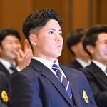ドラフト１位で中日の交渉権獲得が決定した瞬間を見守る関西大の金丸夢斗選手（中央）＝２４日午後、大阪府吹田市山手町３、関西大学千里山キャンパス（撮影・大田将之）