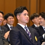 ドラフト１位で中日の交渉権獲得が決定した瞬間を見守る関西大の金丸夢斗選手（中央）＝２４日午後、大阪府吹田市山手町３、関西大学千里山キャンパス（撮影・大田将之）
