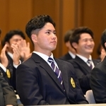 ドラフト１位で中日の交渉権獲得が決定した瞬間を見守る関西大の金丸夢斗選手（中央）＝２４日午後、大阪府吹田市山手町３、関西大学千里山キャンパス（撮影・大田将之）