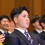 ドラフト１位で中日の交渉権獲得が決定した瞬間を見守る関西大の金丸夢斗選手（中央）＝２４日午後、大阪府吹田市山手町３、関西大学千里山キャンパス（撮影・大田将之）