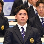 ドラフト会議を見守る関西大の金丸夢斗選手（中央）＝２４日午後、大阪府吹田市山手町３、関西大学千里山キャンパス（撮影・大田将之）