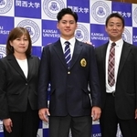 中日から１位指名を受け、父雄一さん（右）、母淳子さん（左）と写真に納まる関大の金丸夢斗投手＝２４日、大阪府吹田市の関大千里山キャンパス（撮影・大田将之）