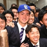 中日が１位で交渉権を獲得し、チームメートと笑顔で写真撮影に応じる関大の金丸夢斗投手＝２４日午後、大阪府吹田市の関大千里山キャンパス（撮影・大田将之）