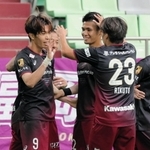 神戸－京都　前半、宮代（９）が先制点を決め、喜ぶ神戸イレブン（撮影・中西幸大）