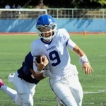 ランを仕掛ける関学のＱＢ長沢（９）。パスも絡めて攻撃のタクトを振るう＝神戸市灘区、王子スタジアム