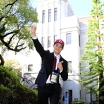 広島の指名あいさつ後、報道陣の撮影に応じる甲南大の岡本駿＝神戸市東灘区岡本８