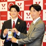 広島の鞘師スカウト（右）からドラフトの球団パスを受け取る甲南大の岡本＝神戸市東灘区岡本８
