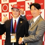 広島の鞘師スカウト（右）と握手する甲南大の岡本＝神戸市東灘区岡本８