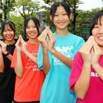 水を模した「清水パワー」のポーズで初の県大会出場を喜ぶ女子の明石清水＝西脇市総合市民センター