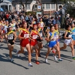 ２０２３年の大会で一斉にスタートを切る女子選手たち＝丹波篠山市内