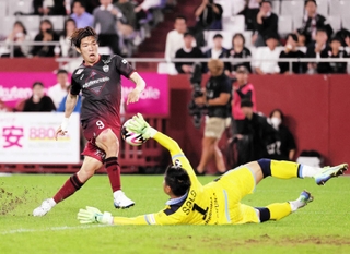 後半、先制ゴールを決める神戸の宮代（左）。ＧＫは磐田の川島