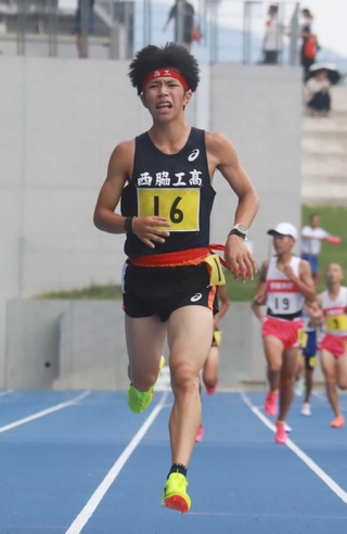 トラックシーズンで好成績を残した男子・西脇工の新妻遼己は２年連続で１区となった＝９月、滋賀県彦根市の平和堂ＨＡＴＯスタジアム