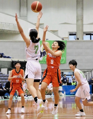 三田松聖－日ノ本　第２クオーター、空中で競り合う日ノ本の高原（９）ら＝神戸市須磨区、グリーンアリーナ神戸