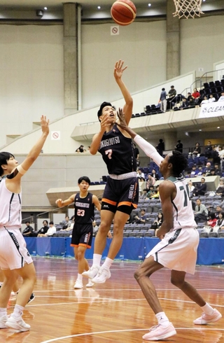 報徳－神戸科技　第２クオーター、ジャンプシュートを放つ神戸科技の亀井（７）＝神戸市須磨区、グリーンアリーナ神戸