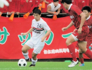 市尼崎－滝川第二　前半、ドリブルで切り込む滝川第二のＦＷ空久保（２４）