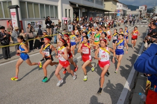 一斉にスタートを切る選手たち＝３日午前、丹波篠山市北新町