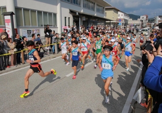 一斉にスタートを切る選手たち＝３日午前、丹波篠山市北新町