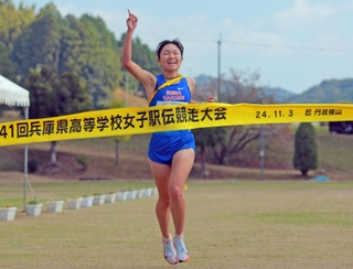 笑顔でフィニッシュする女子・須磨学園のアンカー種知里＝３日午前、丹波篠山市大熊
