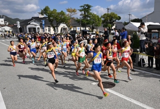 一斉に駆け出す女子１区の走者＝３日午前、丹波篠山市北新町（撮影・大田将之）