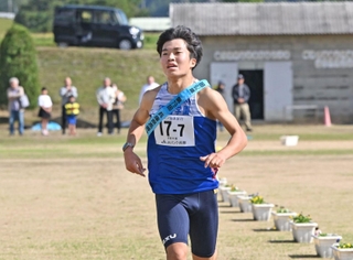 ２位でゴールした男子・須磨学園のアンカー梅田大陸＝３日午前、丹波篠山市大熊、篠山鳳鳴高校（撮影・大田将之）