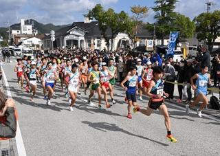 一斉に駆け出す男子１区の走者＝３日午前、丹波篠山市北新町（撮影・大田将之）