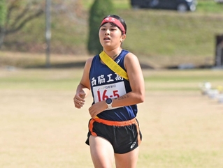 ２位でフィニッシュする女子・西脇工のアンカー陰山悠実乃＝３日午前、丹波篠山市大熊、篠山鳳鳴高校（撮影・大田将之）