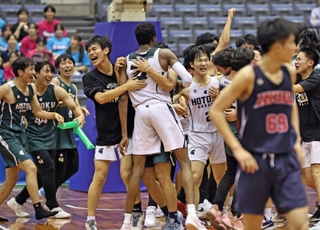 接戦の末にライバルの育英を６４ー６２で下し、２年ぶりの優勝に盛り上がる報徳の選手ら＝神戸市須磨区緑台、グリーンアリーナ神戸（撮影・長嶺麻子）