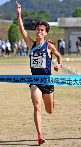 頂点に輝いた男子・西脇工のアンカー田中颯真＝３日午後、丹波篠山市大熊の篠山鳳鳴高校（撮影・大田将之）
