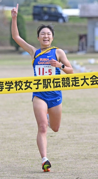 ２連覇した女子・須磨学園のアンカー種知里＝３日午前、丹波篠山市大熊の篠山鳳鳴高校（撮影・大田将之）