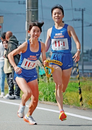 女子・須磨学園の１区池野絵莉（右）からたすきを受け取る２区金子聖奈＝丹波篠山市内（撮影・笠原次郎）
