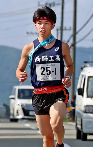力走する男子・西脇工の１区新妻遼己＝丹波篠山市内（撮影・笠原次郎）
