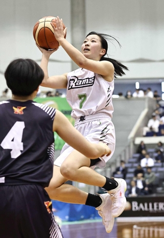 女子決勝・三田松聖－市尼崎　第４クオーター、得点を重ねる三田松聖の東（７）（撮影・長嶺麻子）