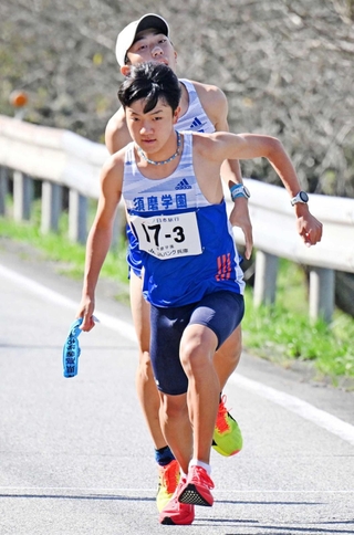 男子・須磨学園の２区梅本陸翔（奥）からたすきを受け取る３区堀野正太（撮影・風斗雅博）