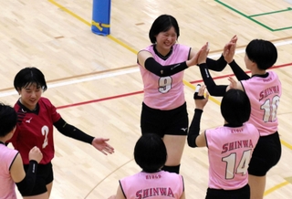 親和-姫路女学院　第１セット、得点を挙げて喜ぶ親和の選手たち
