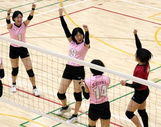 親和-姫路女学院　第２セット、得点を挙げて喜ぶ親和の選手たち
