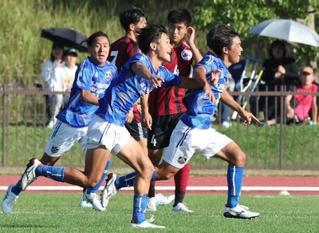 ＡＩＥ国際－三田学園　後半、ゴールを決めて駆け出すＡＩＥ国際の山崎（右）＝撮影・小林良多