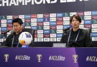 首位攻防戦を前に勝利へ意気込む神戸の扇原（右）と吉田監督