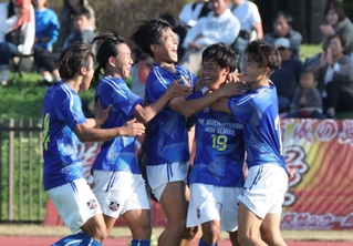 ＡＩＥ国際－三田学園　後半、決勝のシュートを決めた山崎（１９）に駆け寄るＡＩＥ国際イレブン＝撮影・小林良多