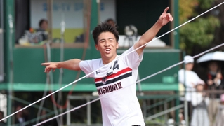 滝川第二－相生学院　後半、４点目を決めて喜ぶ滝川第二の空久保（撮影・小林良多）
