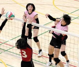 親和-姫路女学院　第２セット、スパイクを打ち込む親和の尾崎（右）