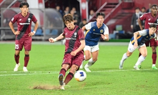 神戸-光州　前半、冷静にＰＫを決める神戸の宮代（中央）（撮影・風斗雅博）