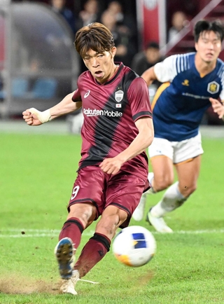 神戸－光州　前半、冷静にＰＫを決める神戸の宮代（撮影・風斗雅博）