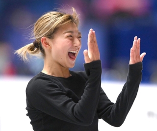 公式練習を終え、ポーズを決める坂本花織＝国立代々木競技場（撮影・堀内　翔）