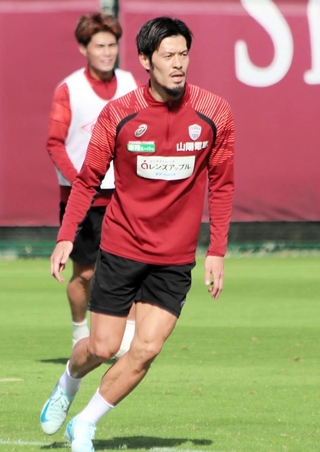 全体練習に合流した神戸の山口（中央）＝神戸市西区、いぶきの森球技場