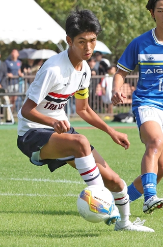 準決勝で攻守に存在感を示した滝川第二の三宅主将＝４日、三木総合防災公園第２陸上競技場