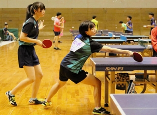 女子ダブルス決勝　優勝した神港橘の松井朱音（中央）と藤本莉音（左）