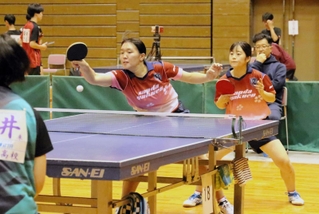 女子ダブルス準優勝に輝いた三田学園ペア
